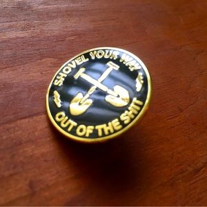 Twin Peaks metal pin Shovel your self out of the S David Lynch